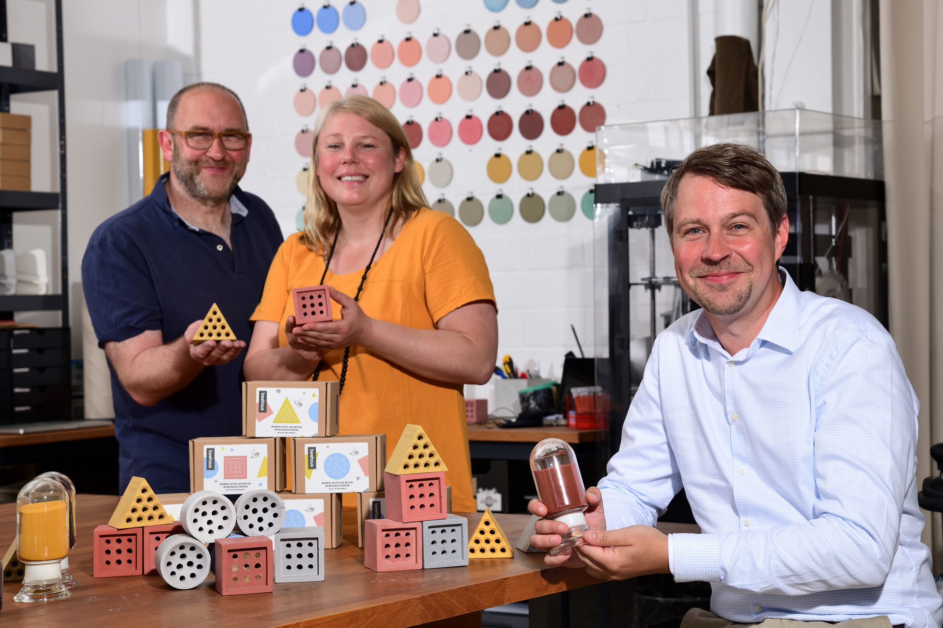 Christoph Schmidt (right), LANXESS Inorganic Pigments business unit, together with Diana Schmidt-Grellroth and Bernd Grellmann from the Grellroth company, presents the possible applications of pigments in bee houses.