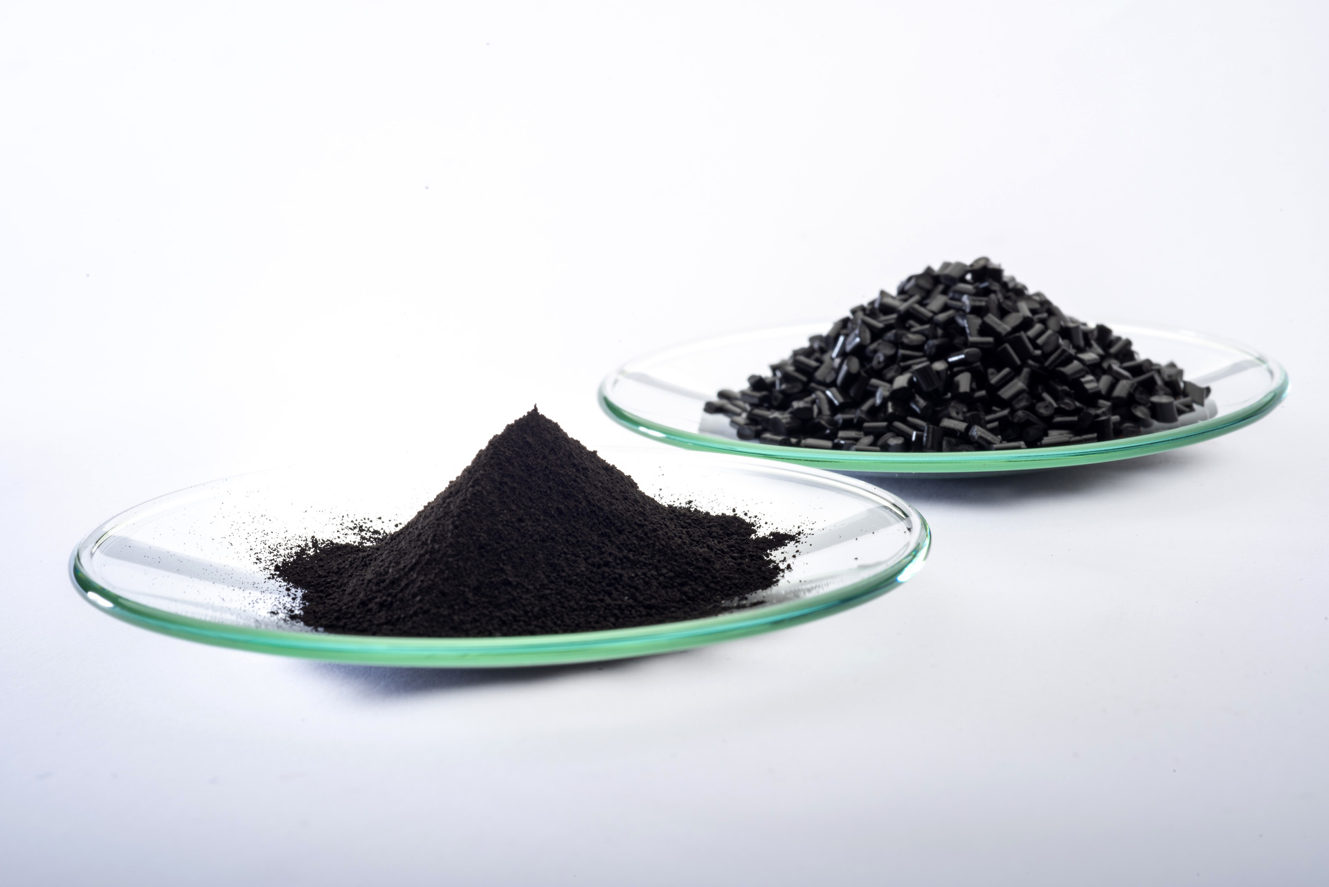 Black pigments for advanced plastics