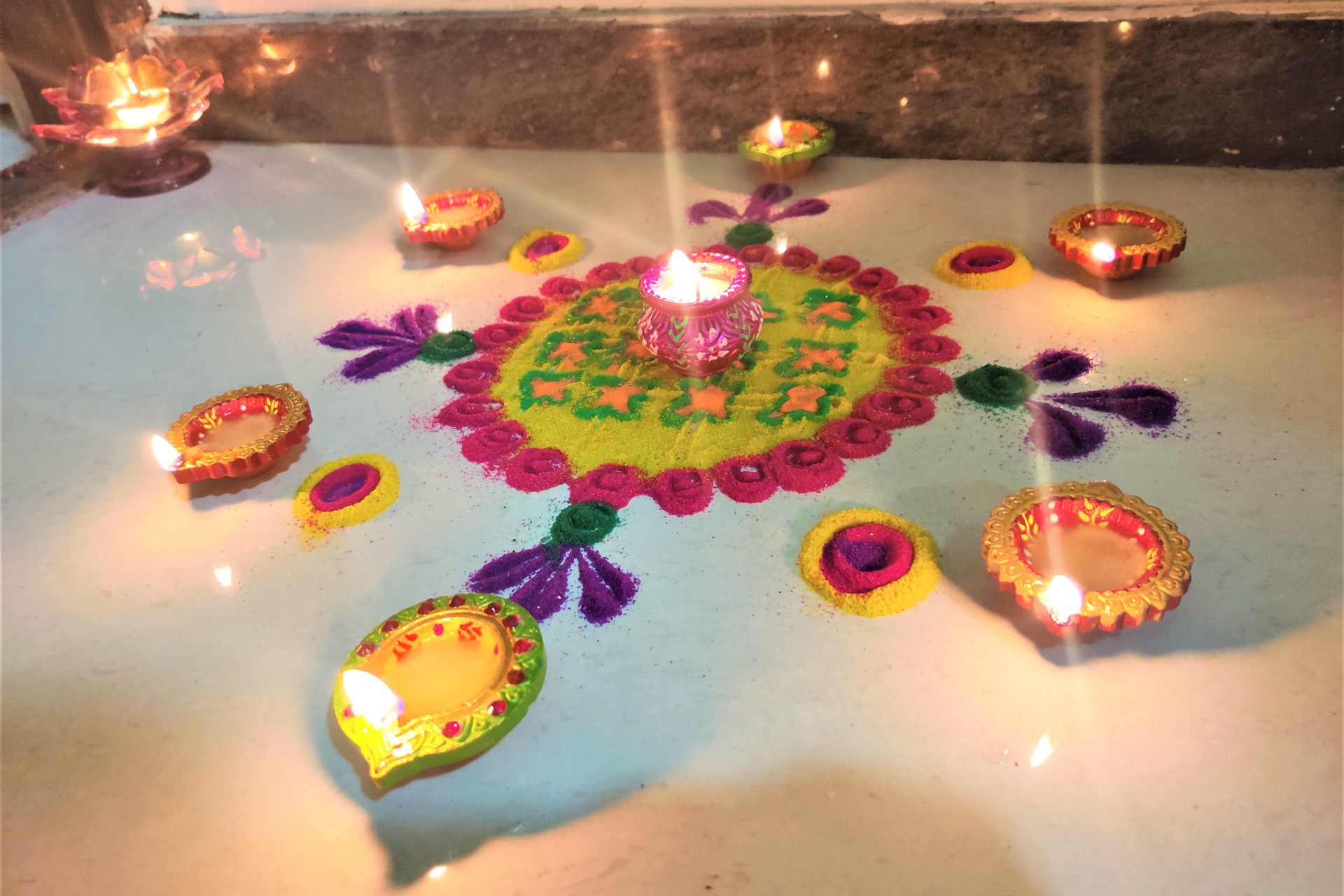 Rangoli is the art of decorating the house entrance for Diwali with colors and lights. The decorations welcome gods and guests alike. Sunita Nair´s message this year is ‘happiness’.