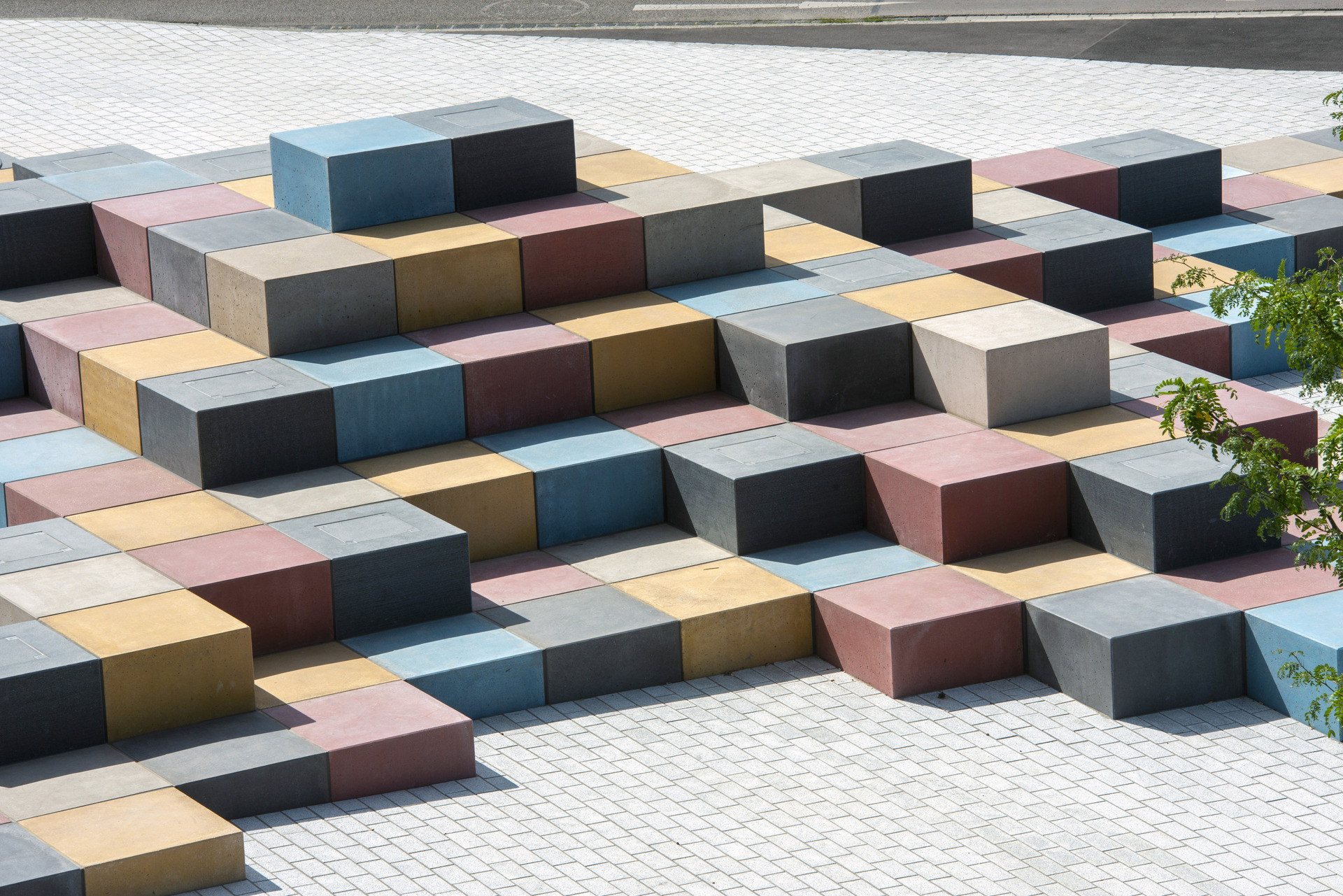 Öffentlicher Platz in Augusburg, Deutschland, bestehend aus Beton-Kuben eingefärbt mit Bayferrox Pigmenten
