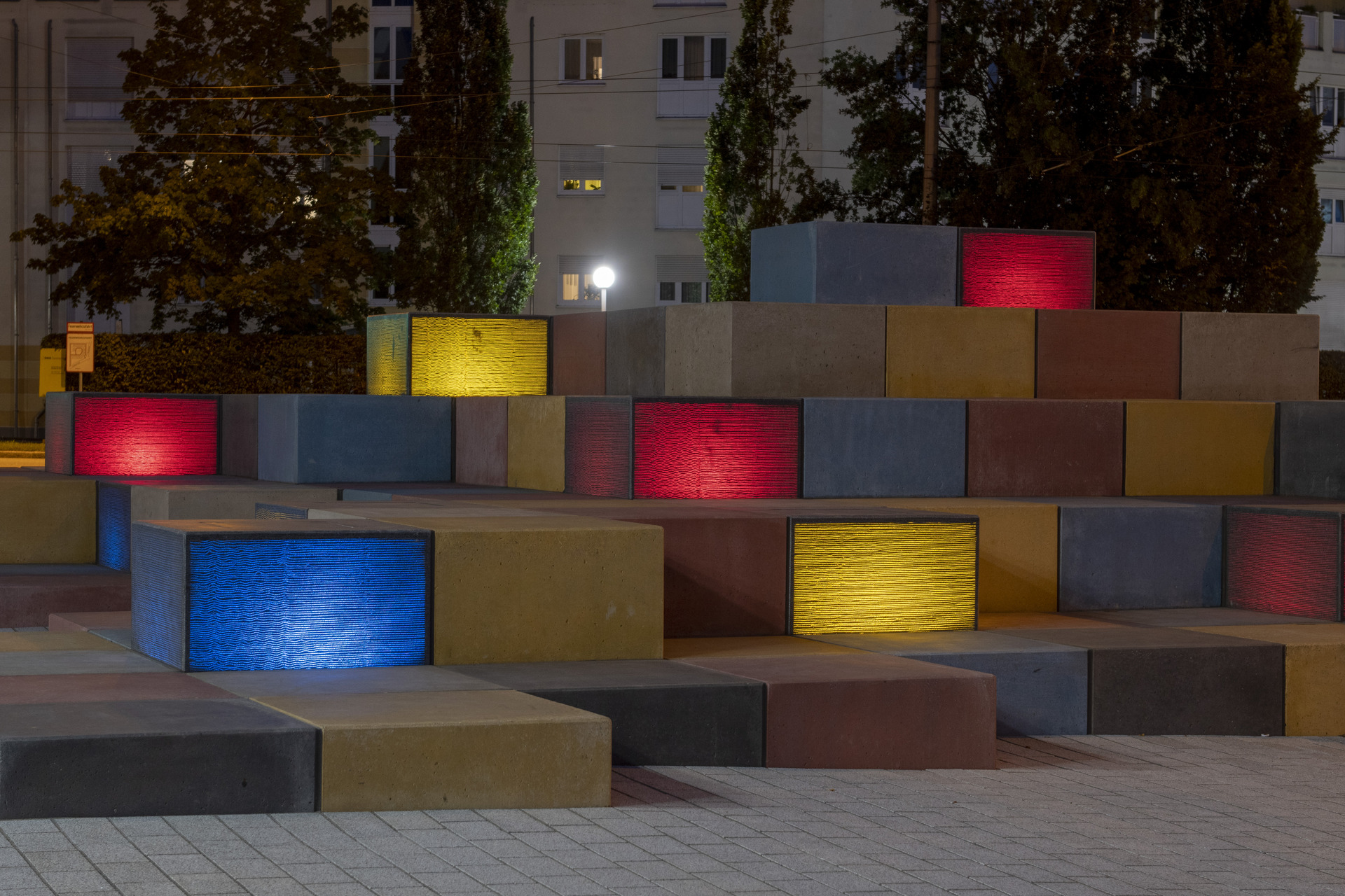 Öffentlicher Platz in Augusburg, Deutschland, bestehend aus Beton-Kuben eingefärbt mit Bayferrox Pigmenten