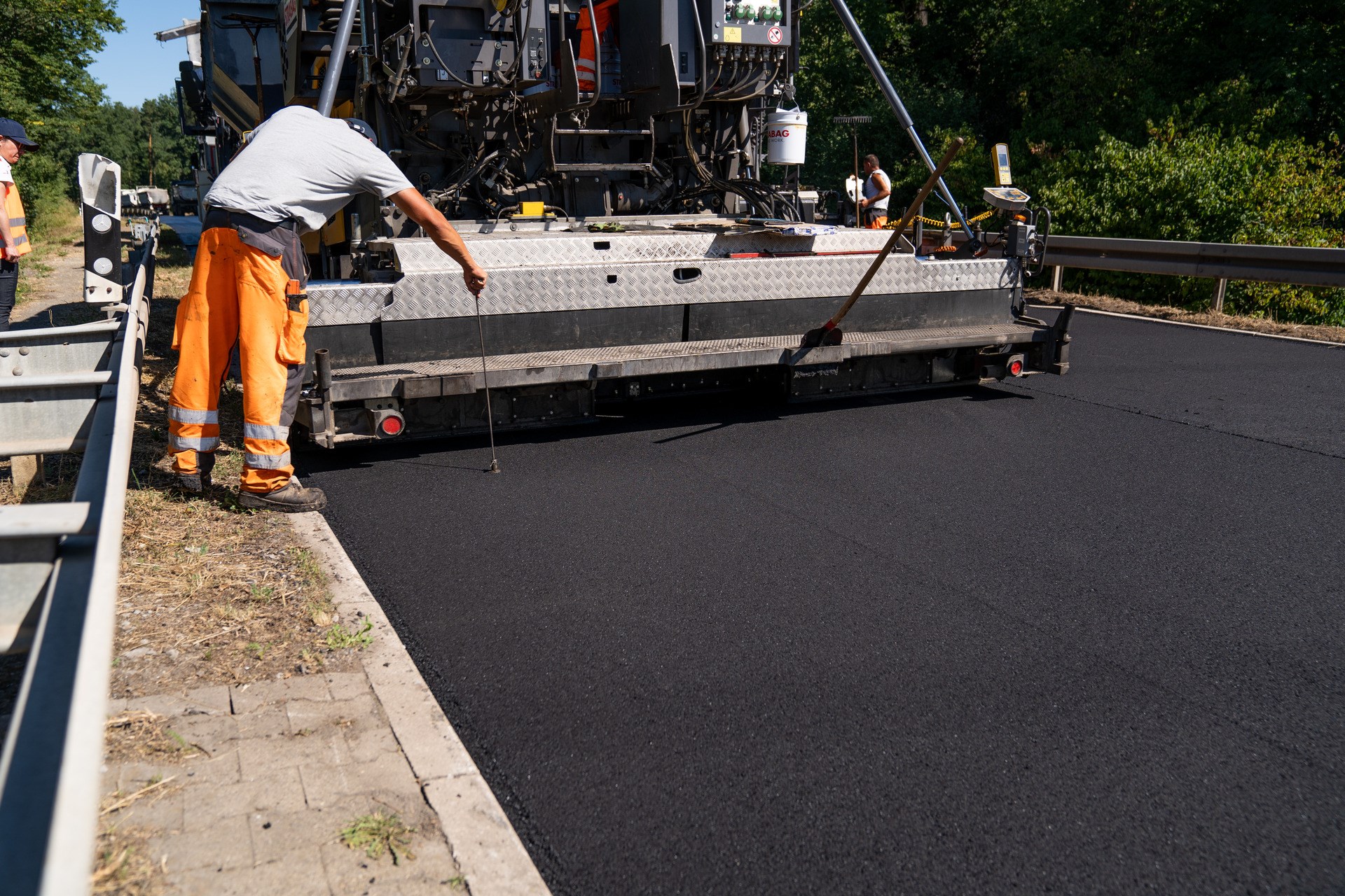 Asphalting of a road with asphalt, with admixture of rubber powder