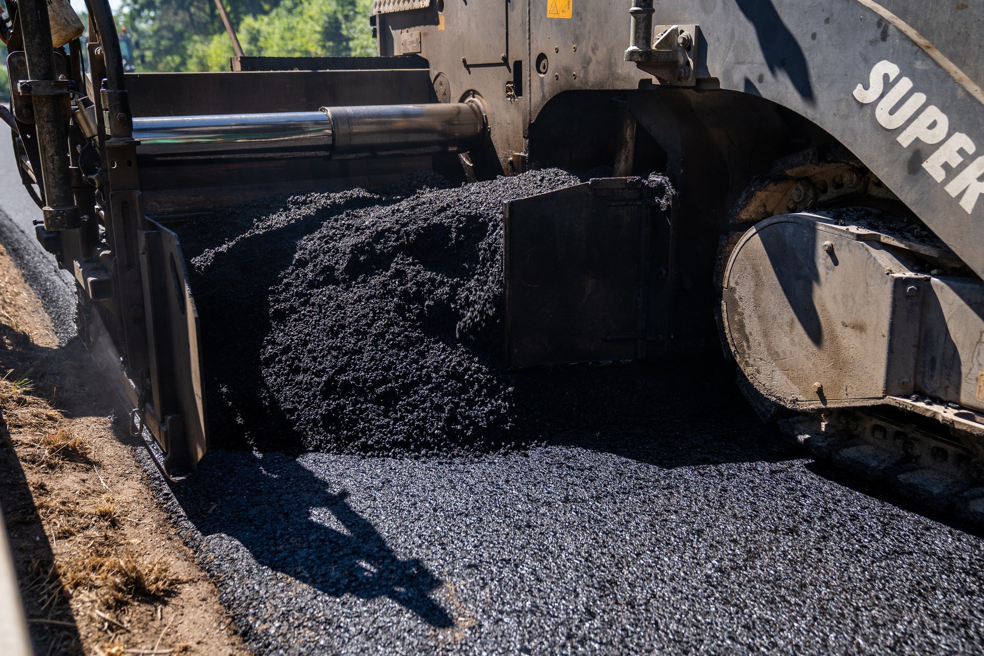 Asphalting of a road with asphalt, with admixture of rubber powder