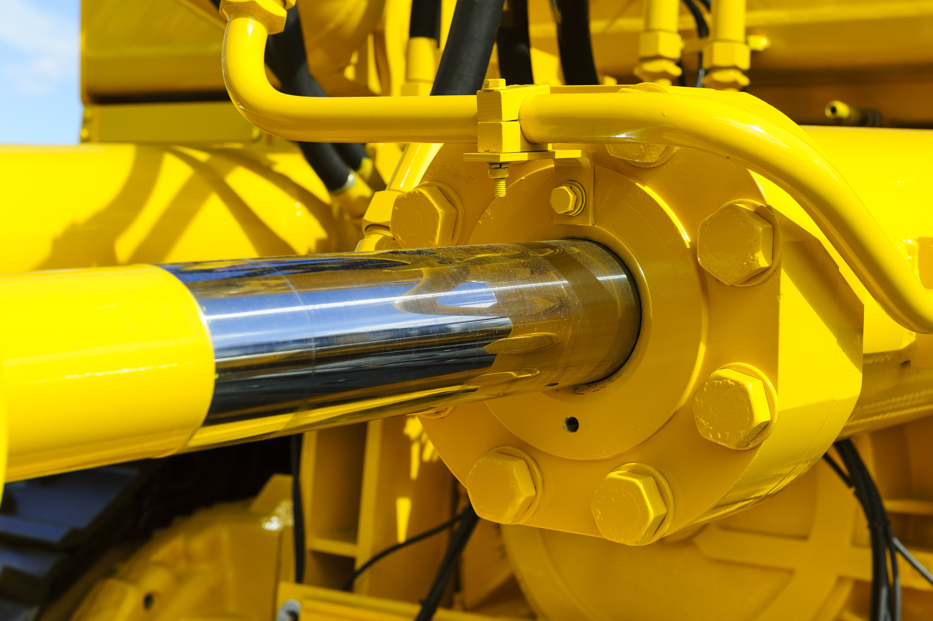 Hydraulic piston system for bulldozers, tractors, excavators. hrome plated cylinder shaft of yellow machine
