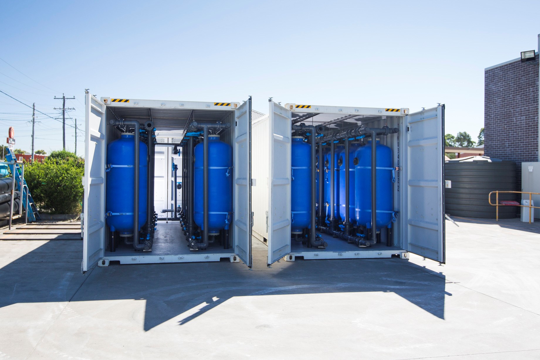 Mobile, container-based systems for the remediation of PFAS-contaminated water with ion exchange resins from LANXESS at Australian airports. 