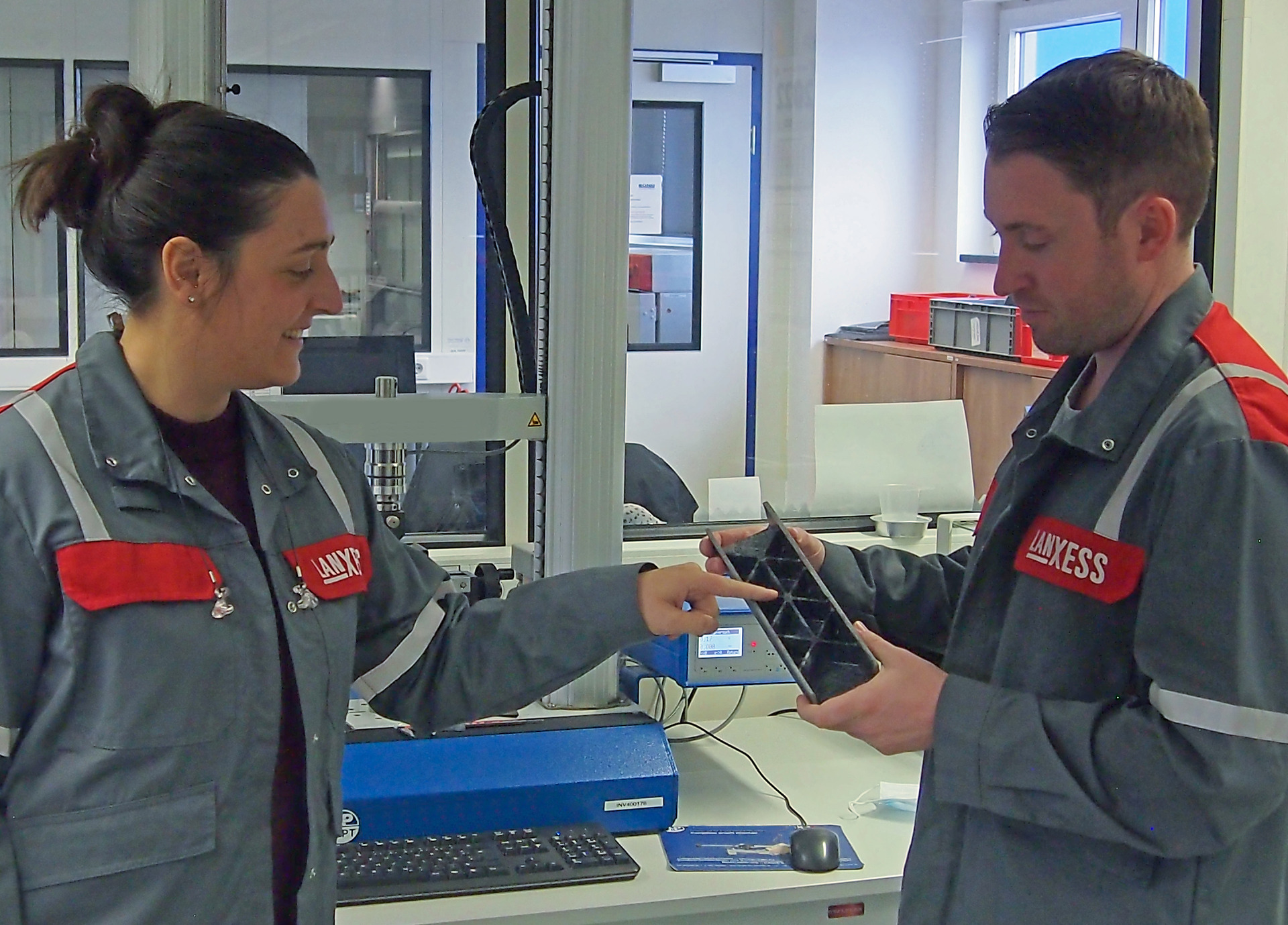 Tepex Flowcore, compression molding, employees: Sabrina Anders (left) and Simon Rösen