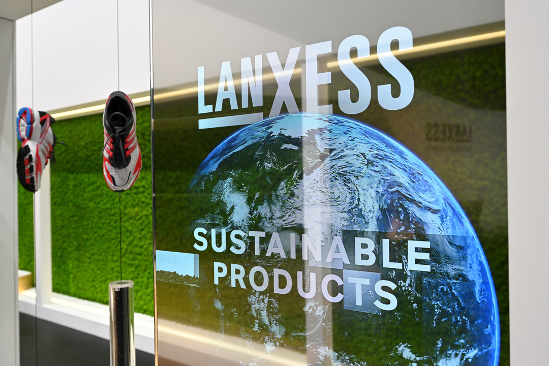 [11:32] Koch, Matthias
„Quality Works“: LANXESS setzt bei der K 2022 auf Elektromobilität und Nachhaltigkeit.„Quality Works“: LANXESS setzt bei der K 2022 auf Elektromobilität und Nachhaltigkeit.
