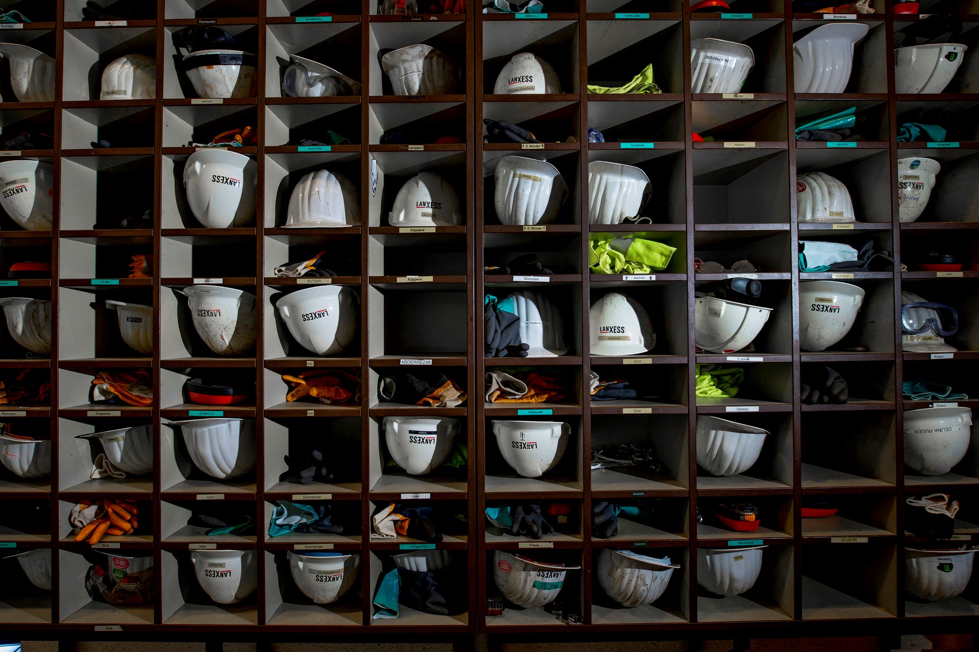 Safety helmets are stored properly and safely for the next use