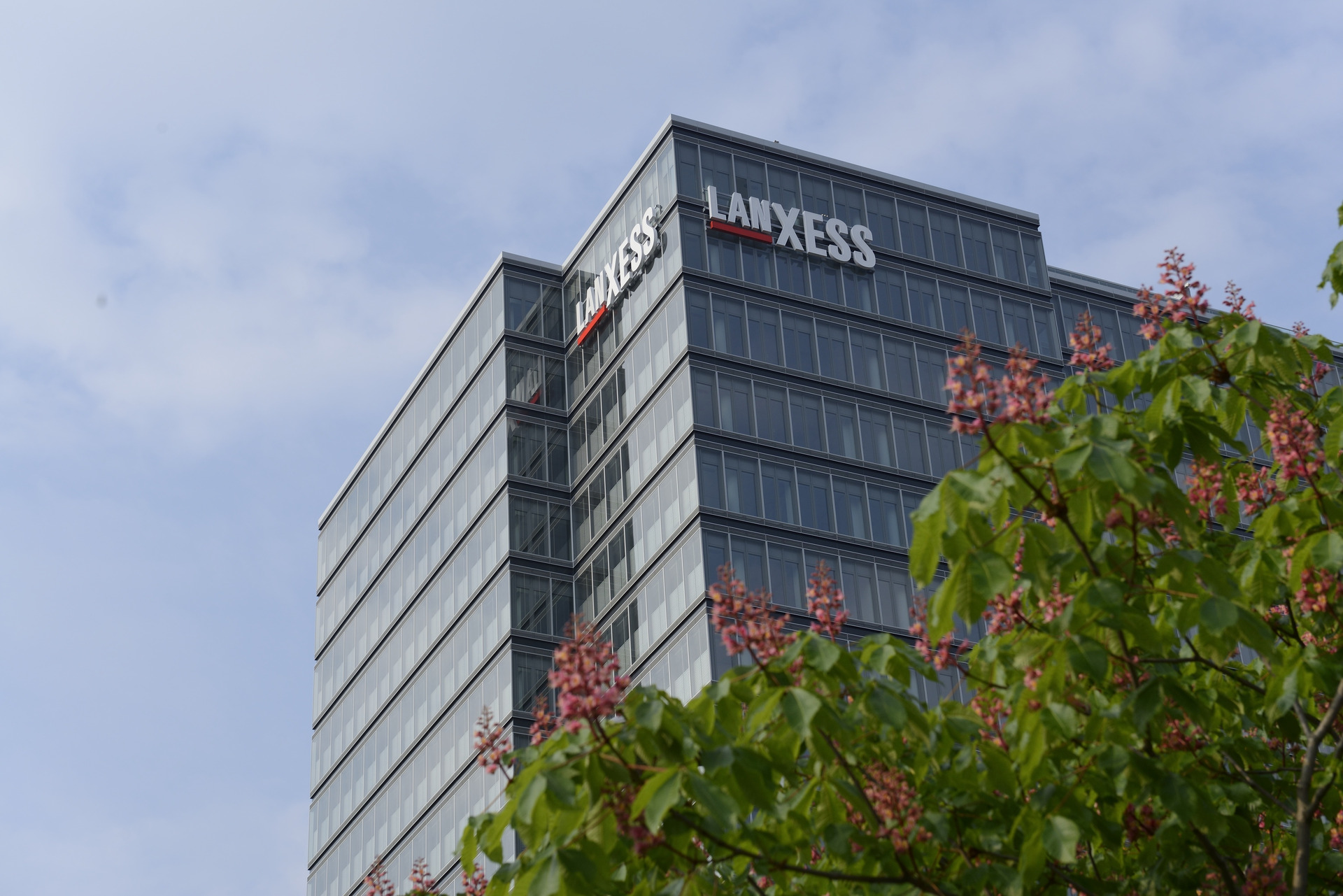 Seit dem 1. August 2013 steuert der Spezialchemie-Konzern LANXESS offiziell seine weltweiten Geschäfte vom Kölner LANXESS Tower aus.