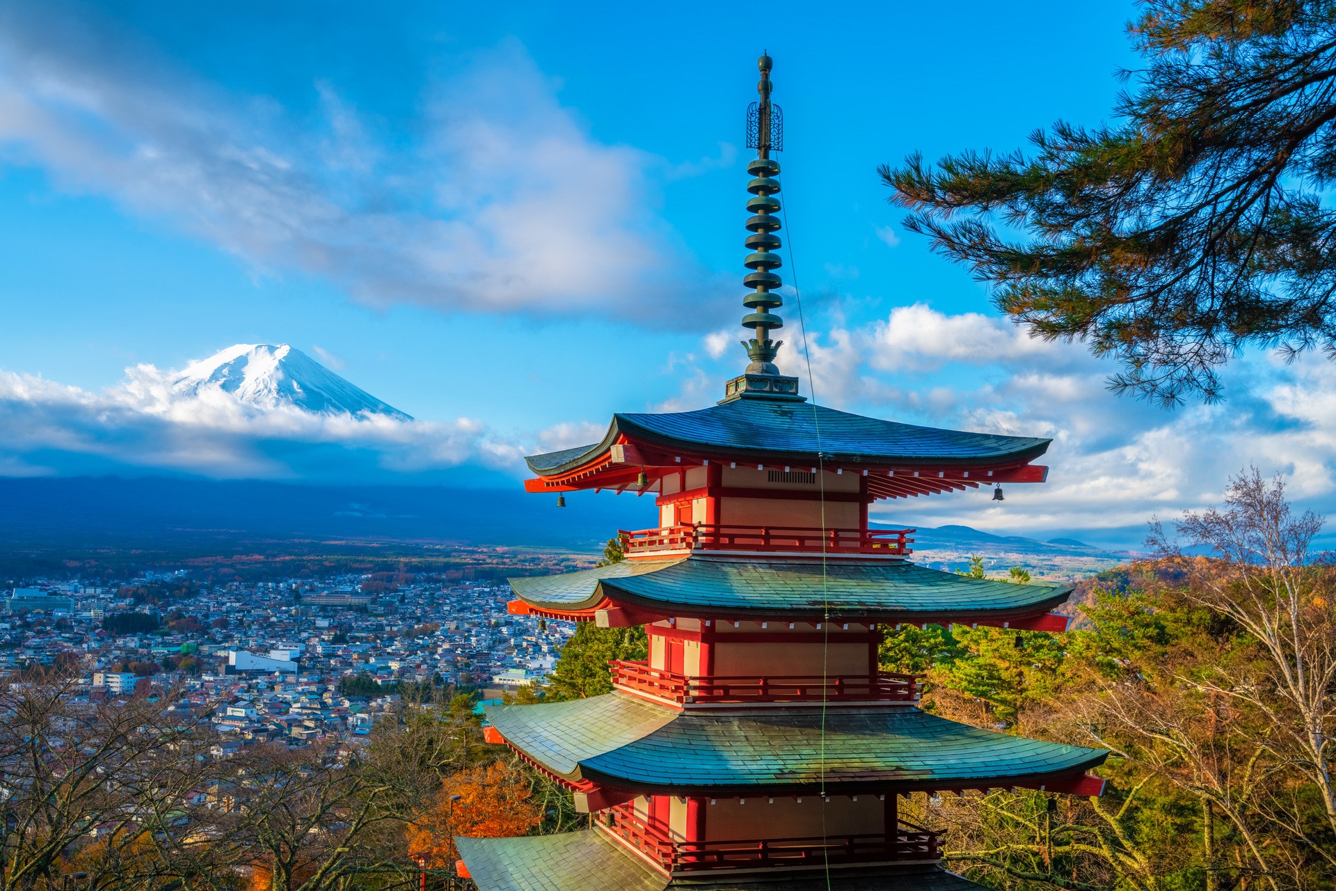 Wahrzeichen Japans wie die rote Pagode Chureito und der Berg Fuji im Herbst