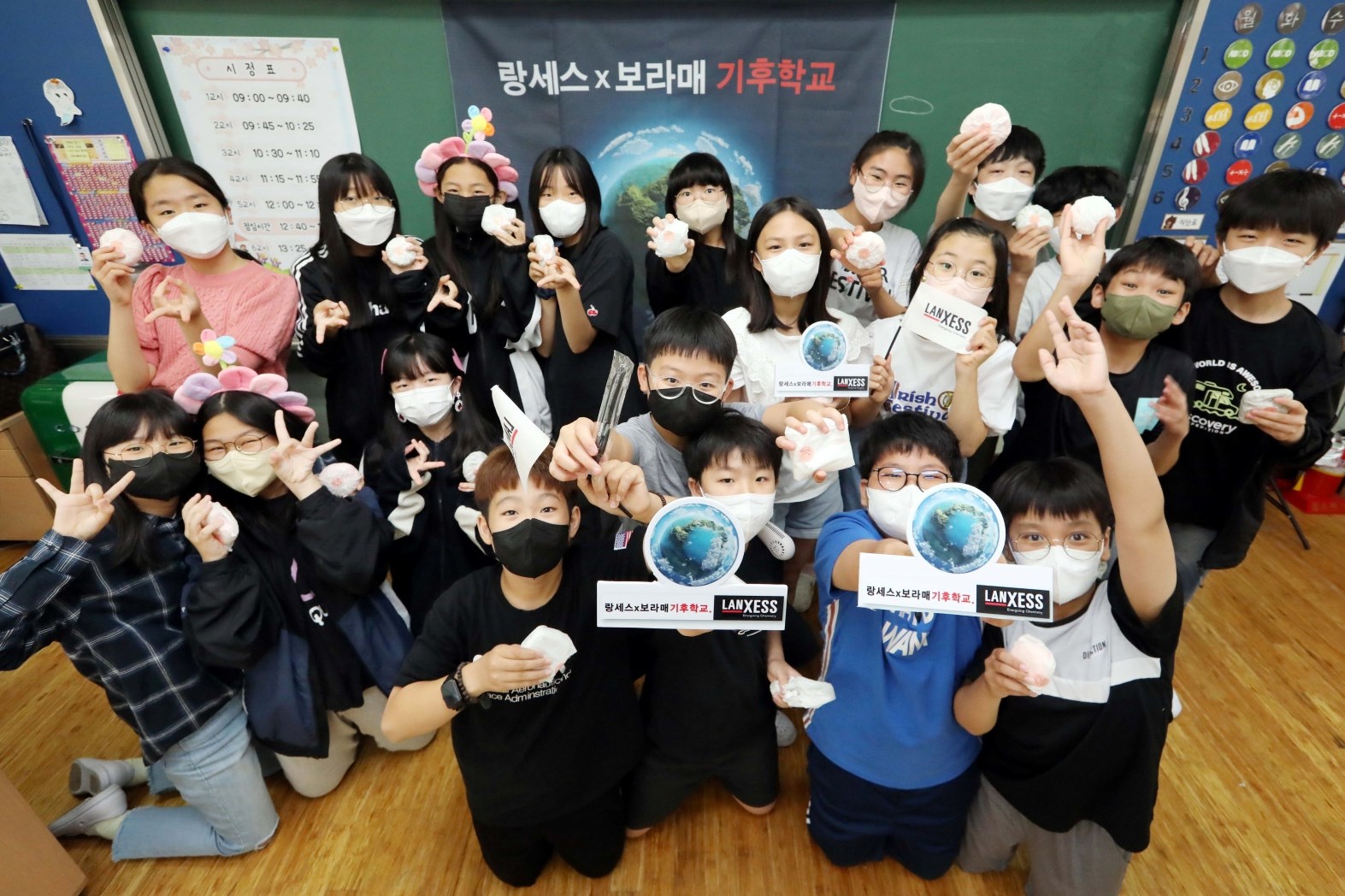 Schüler der Seoul Daelim Grundschule nahmen an der LANXESS Klimaschule" teil und lernten, wie man im täglichen Leben Umwelt- und Klimaschutz betreiben kann. 