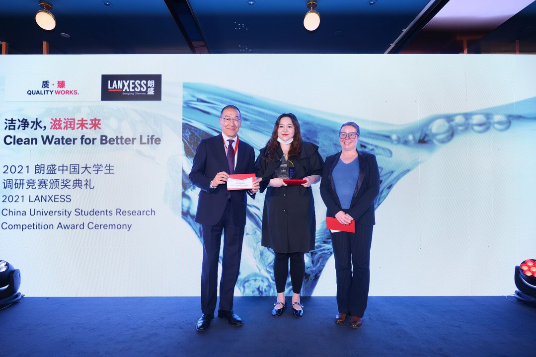Ming Cheng Chien (left) President of LANXESS Asia Pacific and Dr. Sigrid Winkler (right), Executive Chamber Manager of the German Chamber of Commerce in Shanghai persented award to the first prize winner, Minhao Wang team of Xi´an Jiaotong-Liverpool University.