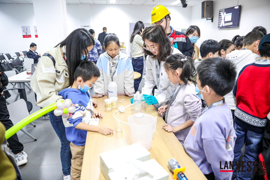 During the chemistry class, LANXESS volunteers led chemical experiments und the theme of 