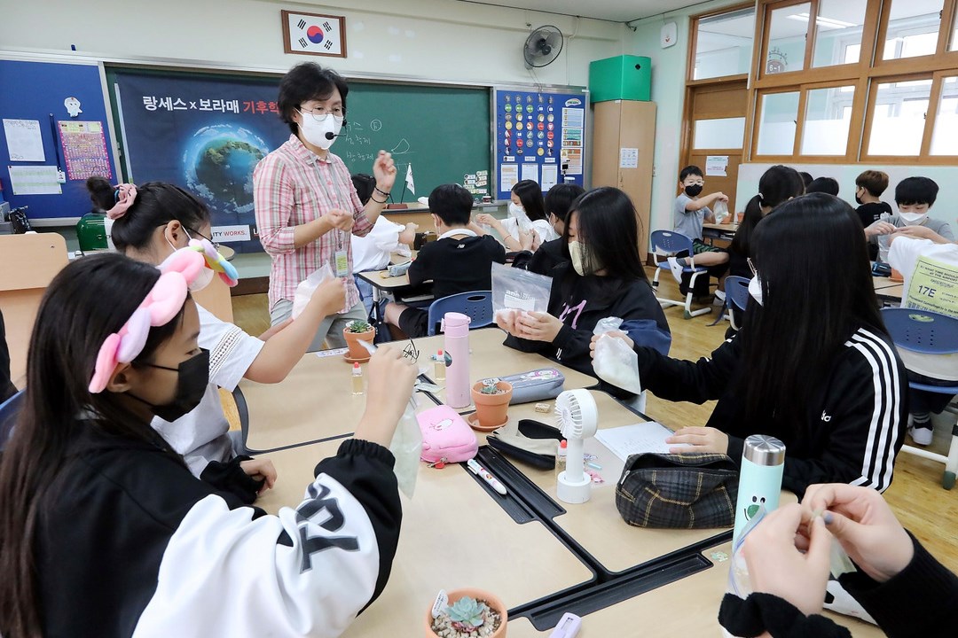 Students from Seoul Daelim Elementary School participated in the “LANXESS Climate School” and learned how to practice in daily life to protect environment and climate.