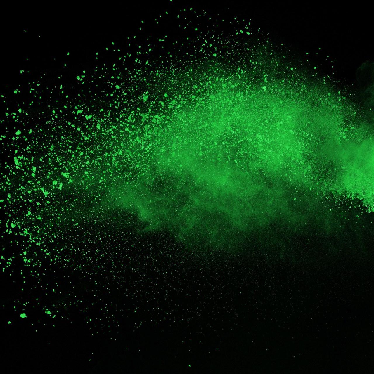 Abstrakte Explosion von grünem Pulver auf schwarzem Hintergrund. Grünes Pulver gespritzt Isolat. Farbige Wolke. Farbige Staub explodieren. Farbe Holi.