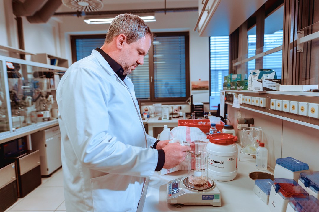 Employee works in the lab with Nagardo. Lasse Görlich