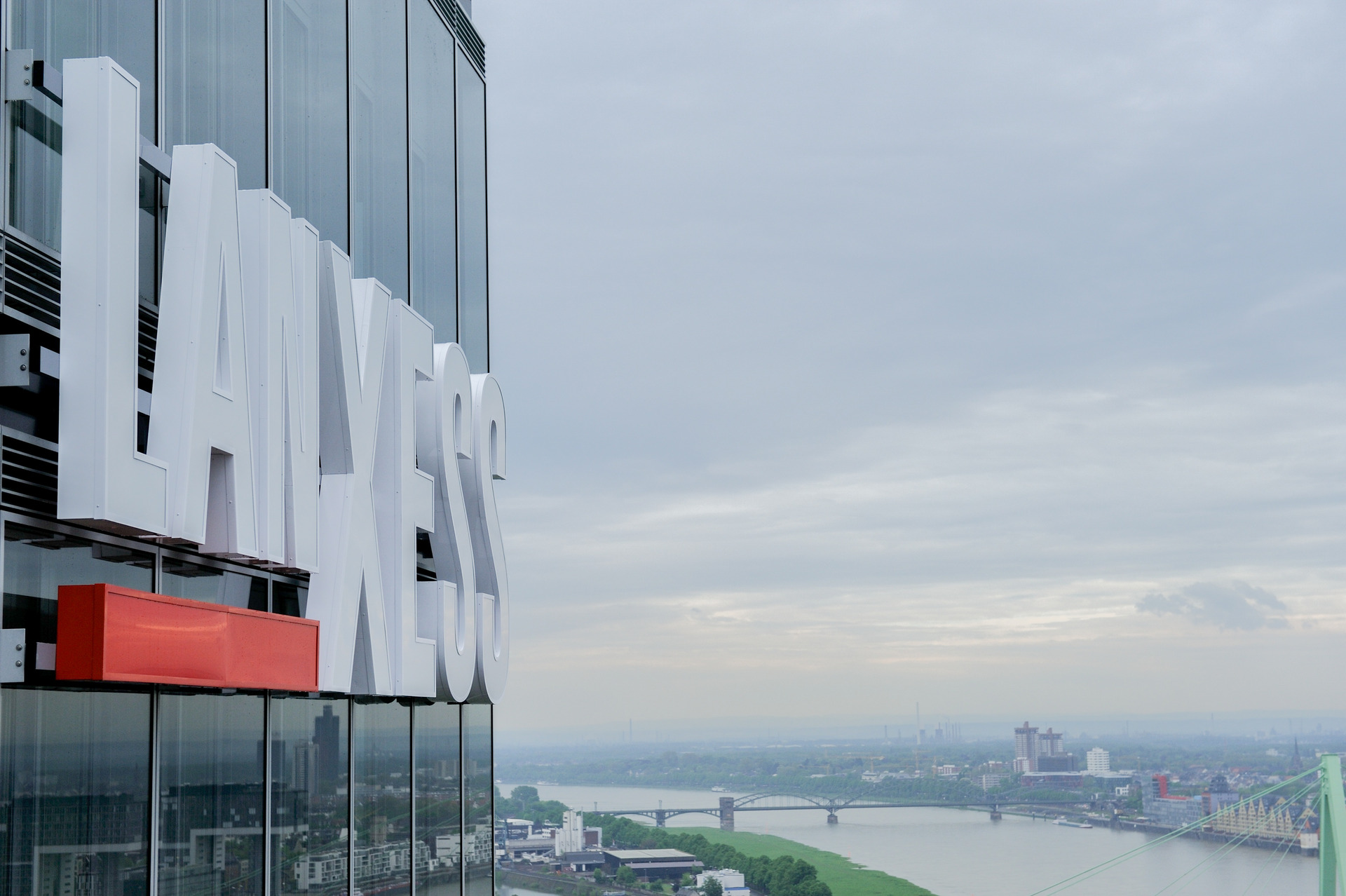 Seit dem 1. August 2013 steuert der Spezialchemie-Konzern LANXESS offiziell seine weltweiten Geschäfte vom Kölner LANXESS Tower aus.