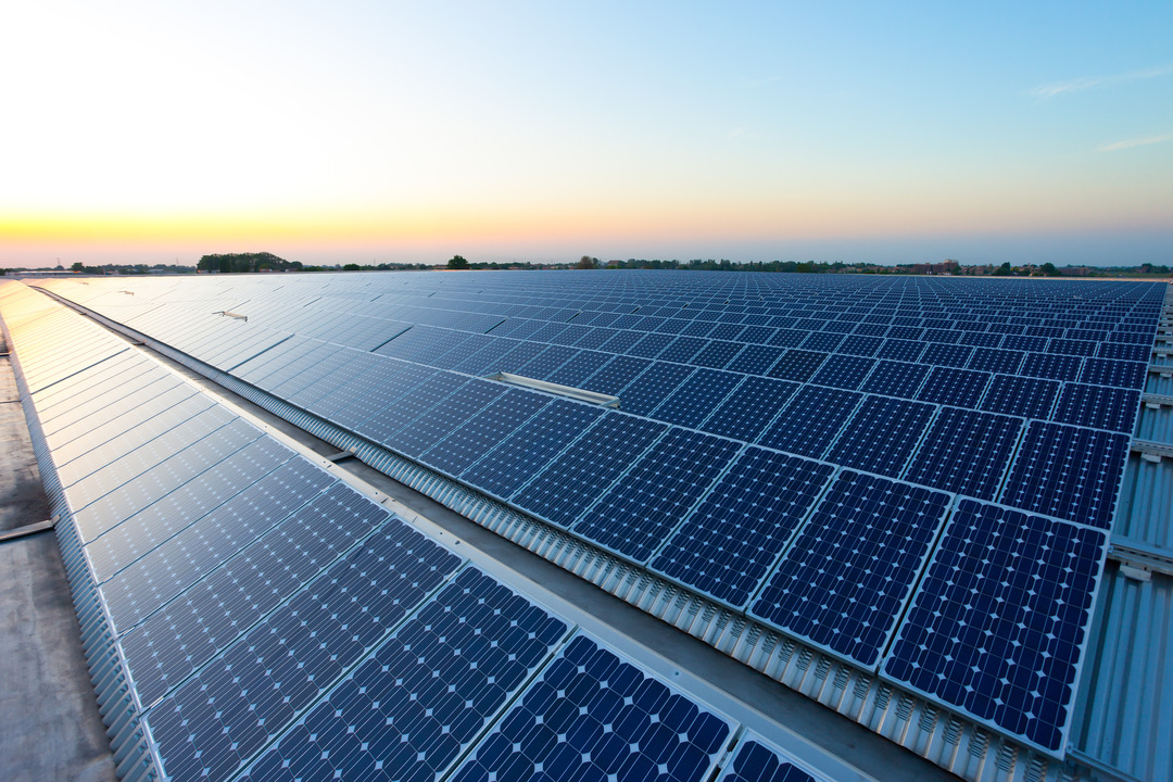 Kraftwerk mit erneuerbarer Sonnenenergie und Sonne