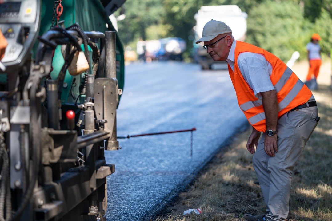 Thomas Klein inspects asphalting of the test track in Mühlacker
