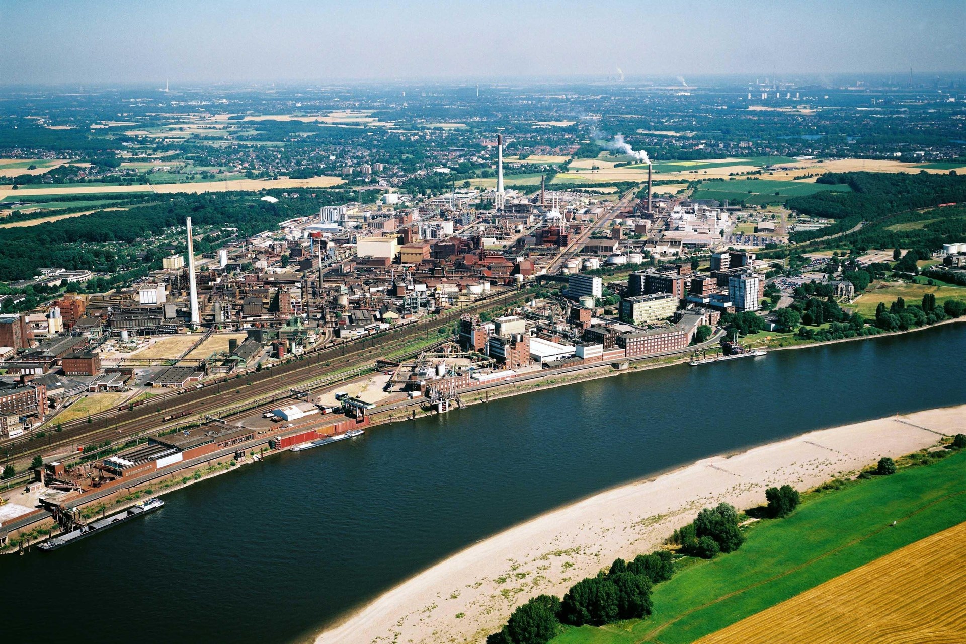 An seinem Standort in Krefeld produziert LANXESS unter anderem Pigmente, Hochleistungskunststoffe und Spezialchemikalien.