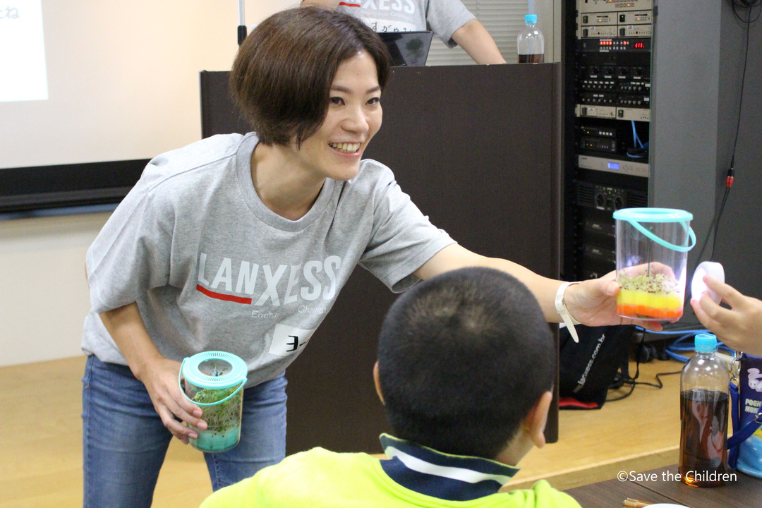Ein LANXESS Mitarbeiter hilft den Kindern in den Klimakursen und Wissenschaftsworkshops von LANXESS und Save the Children Japan beim Bau ihres eigenen Öko-Garten-Kits. 