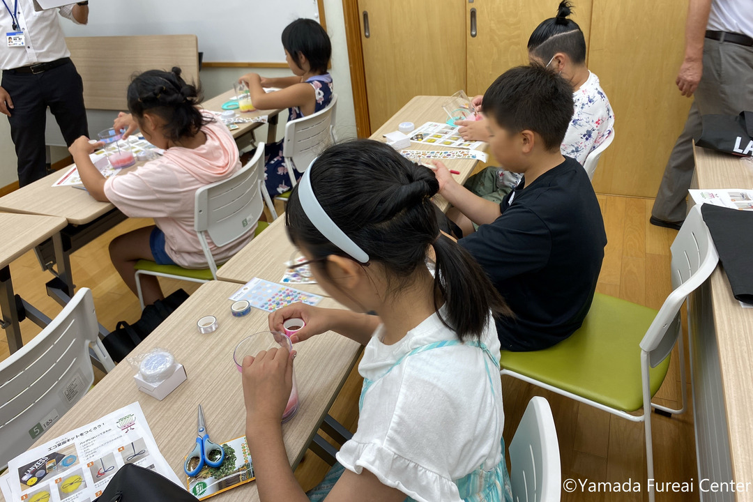 Die Schulkinder, die an den Klima-Klassen und Wissenschafts-Workshops von LANXESS und Save the Children Japan teilnehmen, arbeiten an ihren Öko-Garten-Set.
