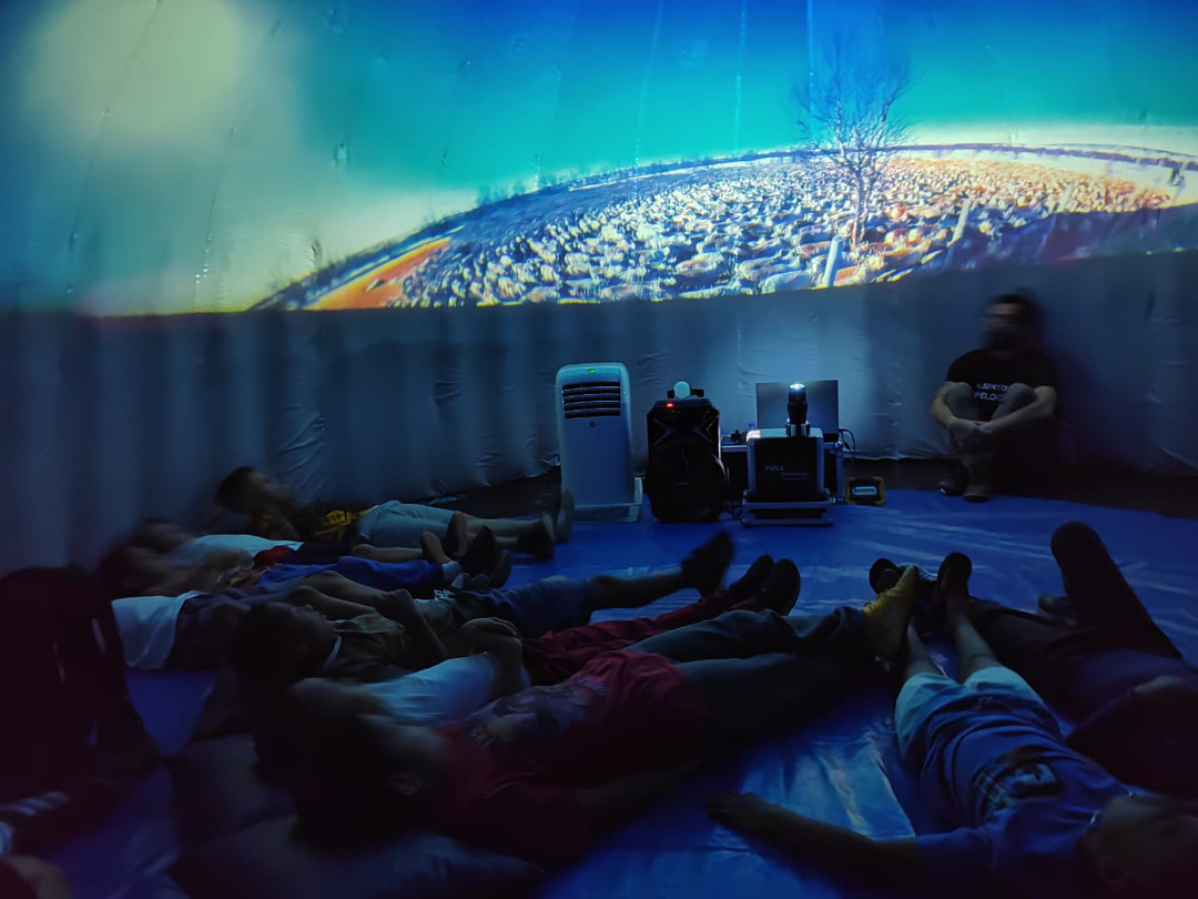 Schulkinder genießen einen Film über Nachhaltigkeit während des Together for Climate Circuit 2023 in Brasilien