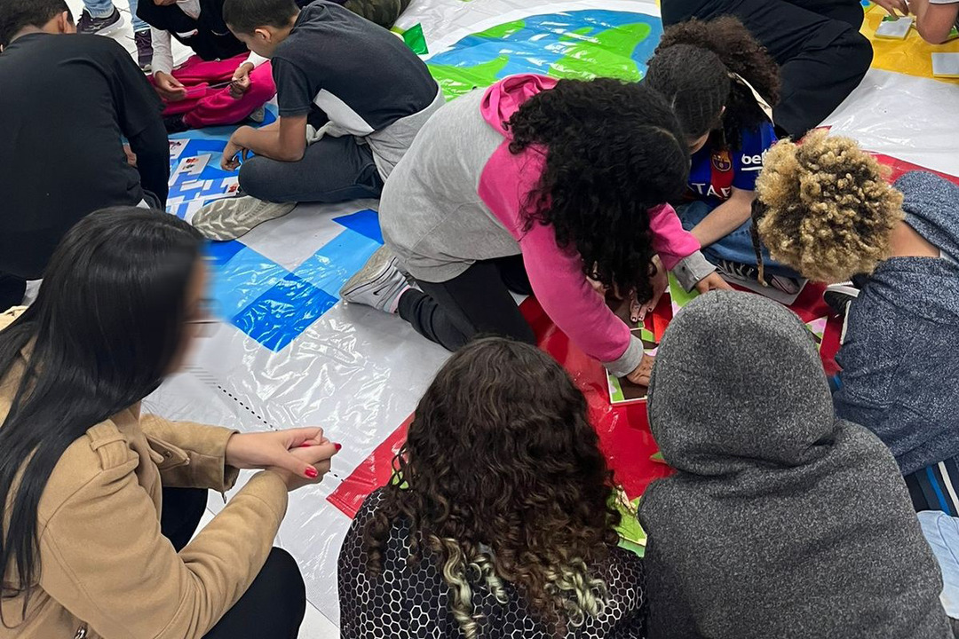 Kinder arbeiten gemeinsam und konzentriert während des Together for Climate Circuit 2023 in Brasilien