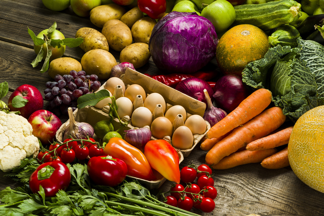 Hühnereier in der Mitte mit frischem Gemüse Landwirtschaft, Trauben, Brokkoli, Kohl, Kartoffeln, Sellerie