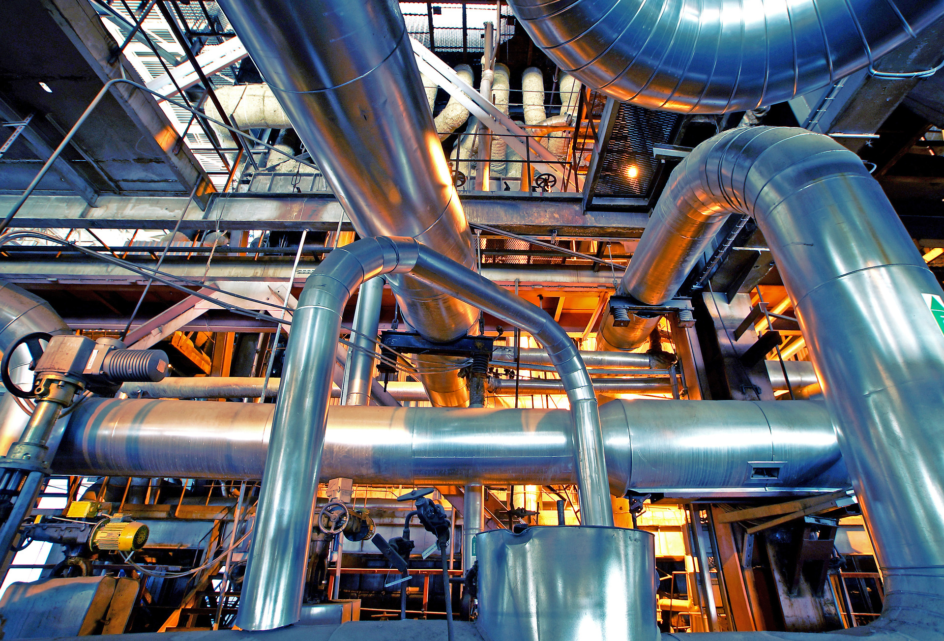 Geräte, Kabel und Rohrleitungen, wie sie in einem modernen Industriekraftwerk zu finden sind.