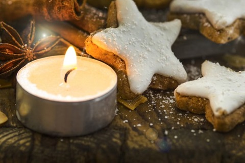 Weihnachtliche Kerze mit Zimtsternen