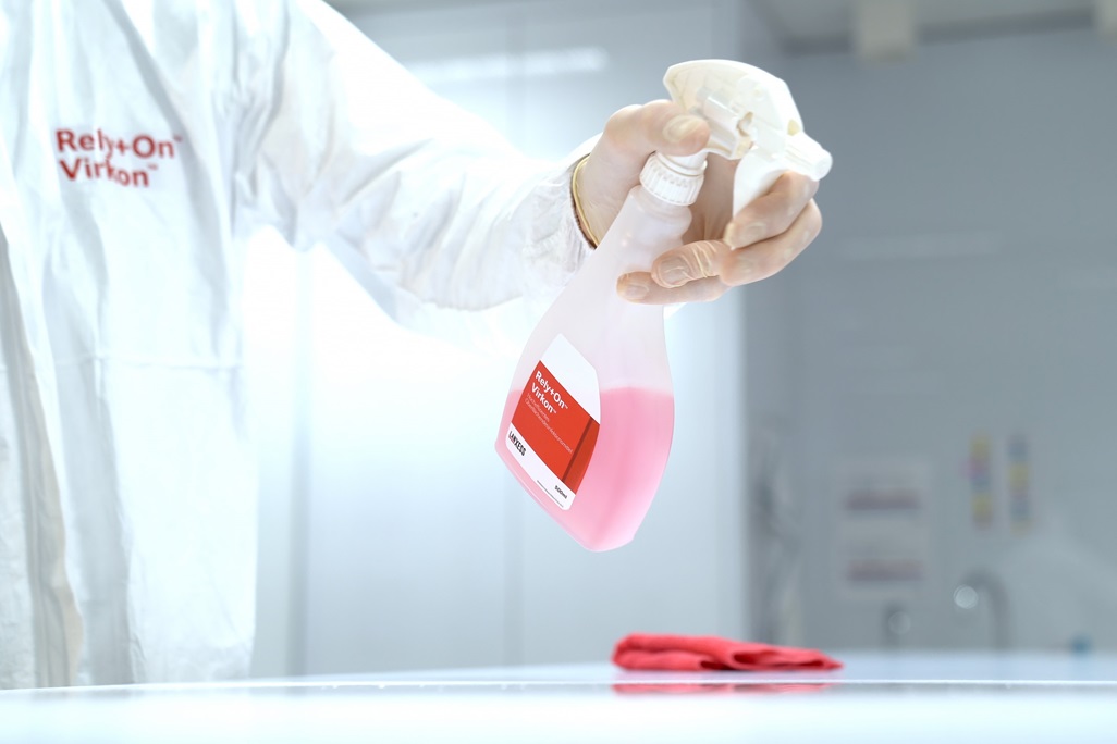 Rely+On Virkon ist ein Desinfektionsmittel für feste Oberflächen. Es kann an Bahnhöfen, Flughäfen, Krankenhäusern usw. eingesetzt werden, um das Risiko einer Kontamination, z.B. mit dem Coronavirus zu reduzieren.