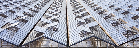 abstrakte architektur von glasgewächshäusern in den niederlanden