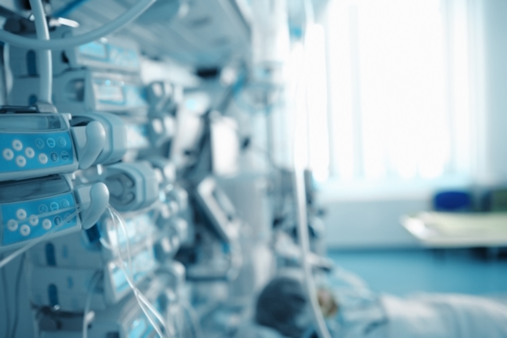 Patient nach einer Operation in der hochmodernen Intensivstation, unscharfer Hintergrund