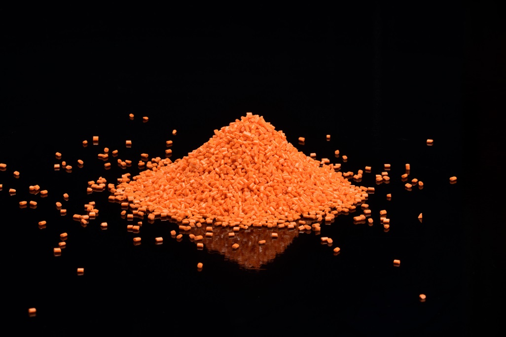 Macrolex Orange pigments for coloring plastics for high voltage applications
