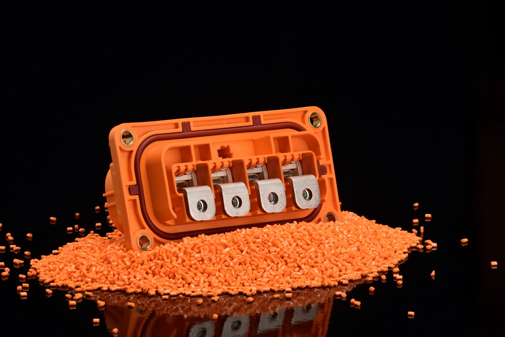 Macrolex Orange pigments for coloring plastics for high voltage applications