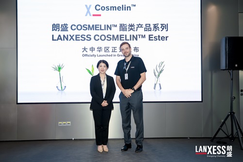 Michael Rockel, CEO of LANXESS Greater China, and Jennifer Liu, Head of Sales APAC, jointly launch the new Cosmelin® product at Solution Day in Shanghai, China.
